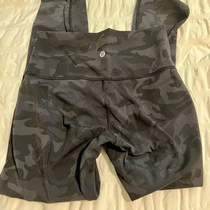 Lululemon Black Camo Wunder Unders Size 6